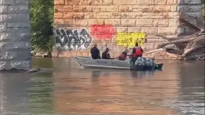 Philadelphia Police Marine Unit rescues man clinging to overturned canoe; 2 officers hurt